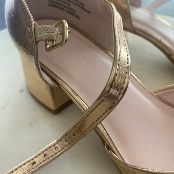 Girls bow gold shoes . Nordstrom aize 5 adult - Picture 9 of 16